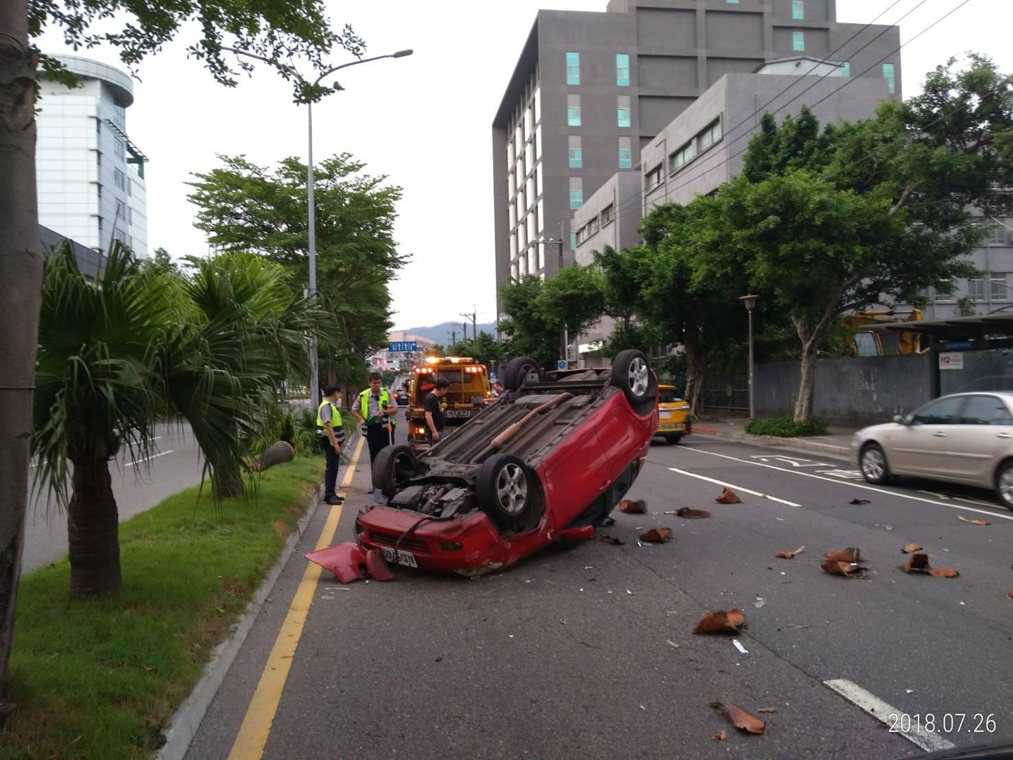 林姓女駕駛撞擊路旁小客車失控，撞上分隔島椰子樹後翻車，畫面令人怵目驚心。（警方提供）
