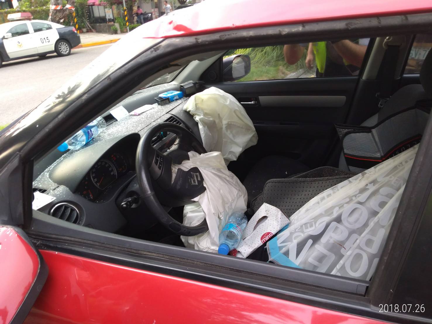 強勁撞擊力道讓車內的安全氣囊爆開,所幸林姓女駕無明顯外傷。(警方提供)