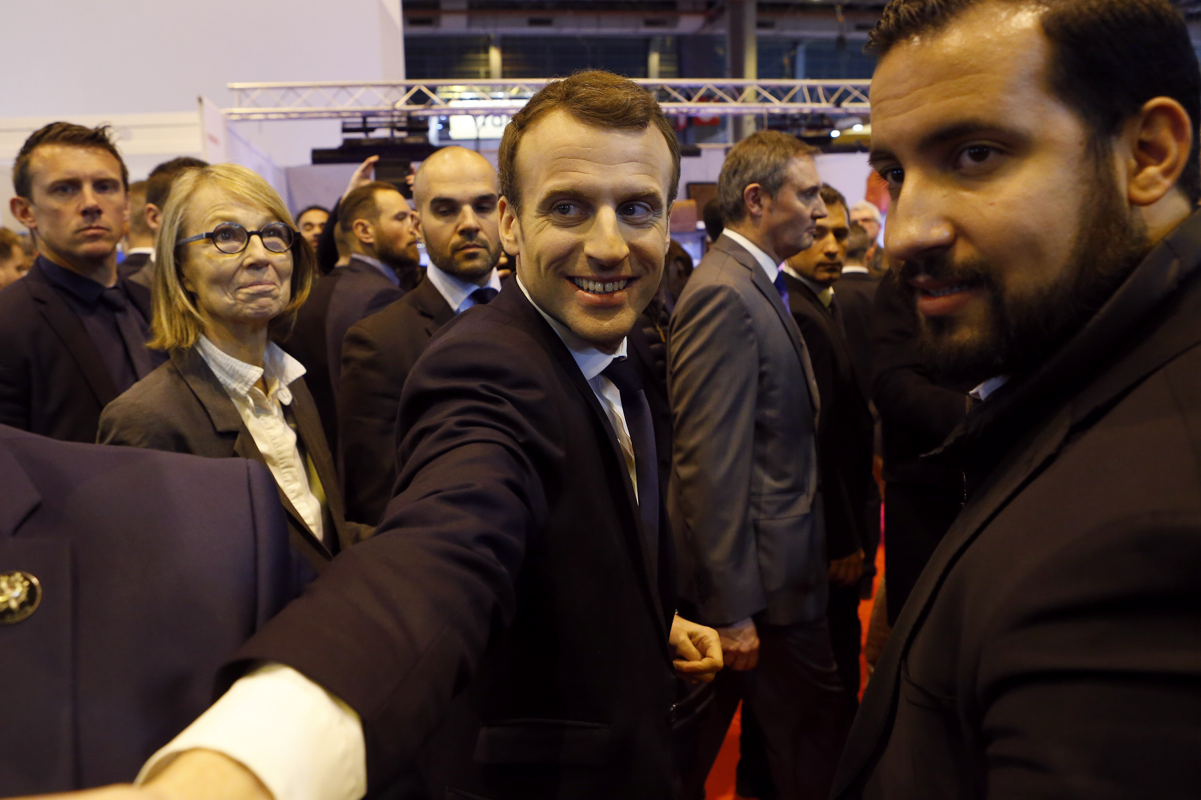 在各大公開活動中，法國總統馬克宏（中）和保鑣貝納拉（右）總是形影不離，私下兩人也非常友好親近。（東方IC）