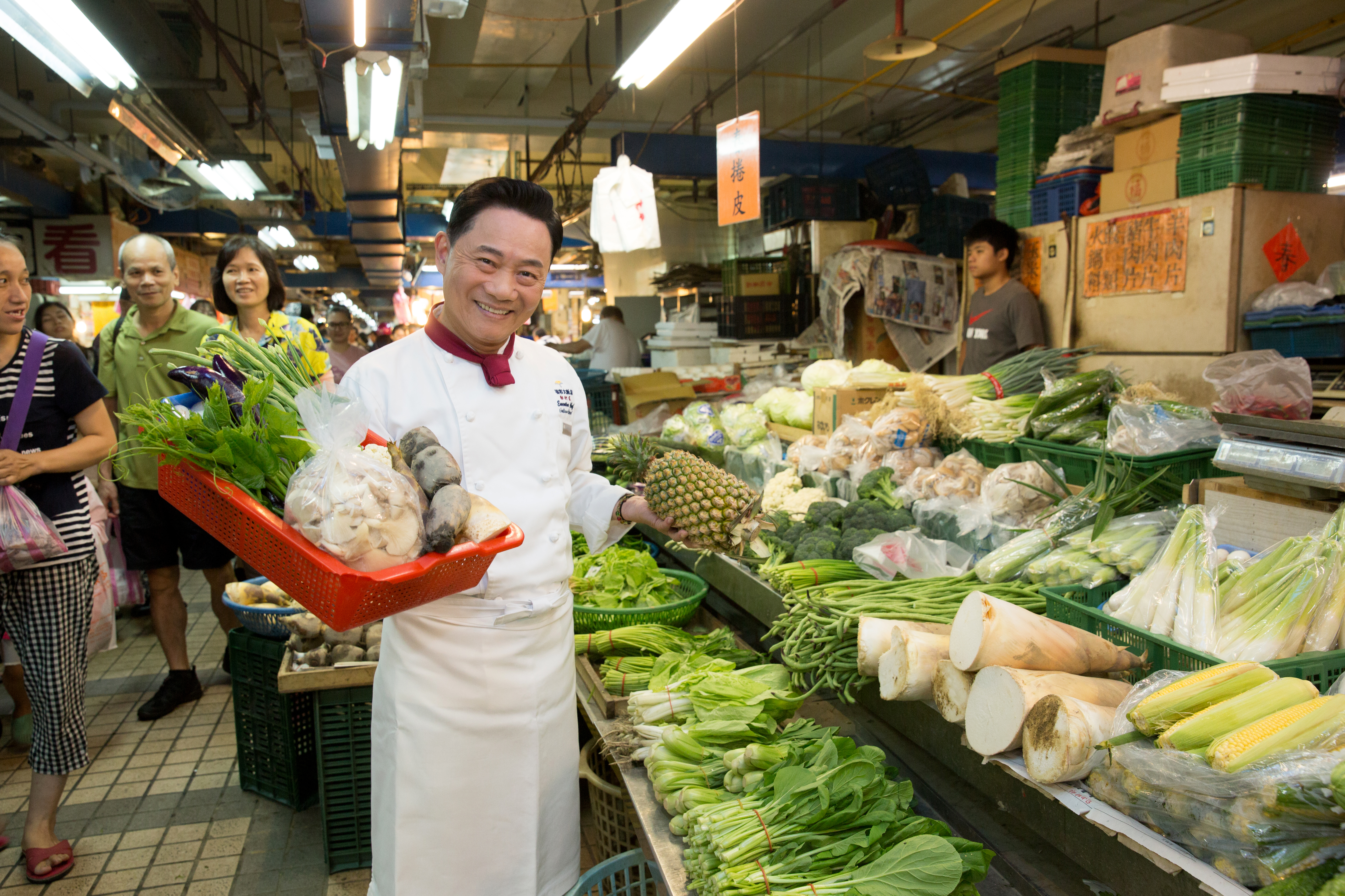 北投中央市場青菜蔬果齊全，南北貨兼備，就像阿基師的江湖場，讓他得以大展身手。