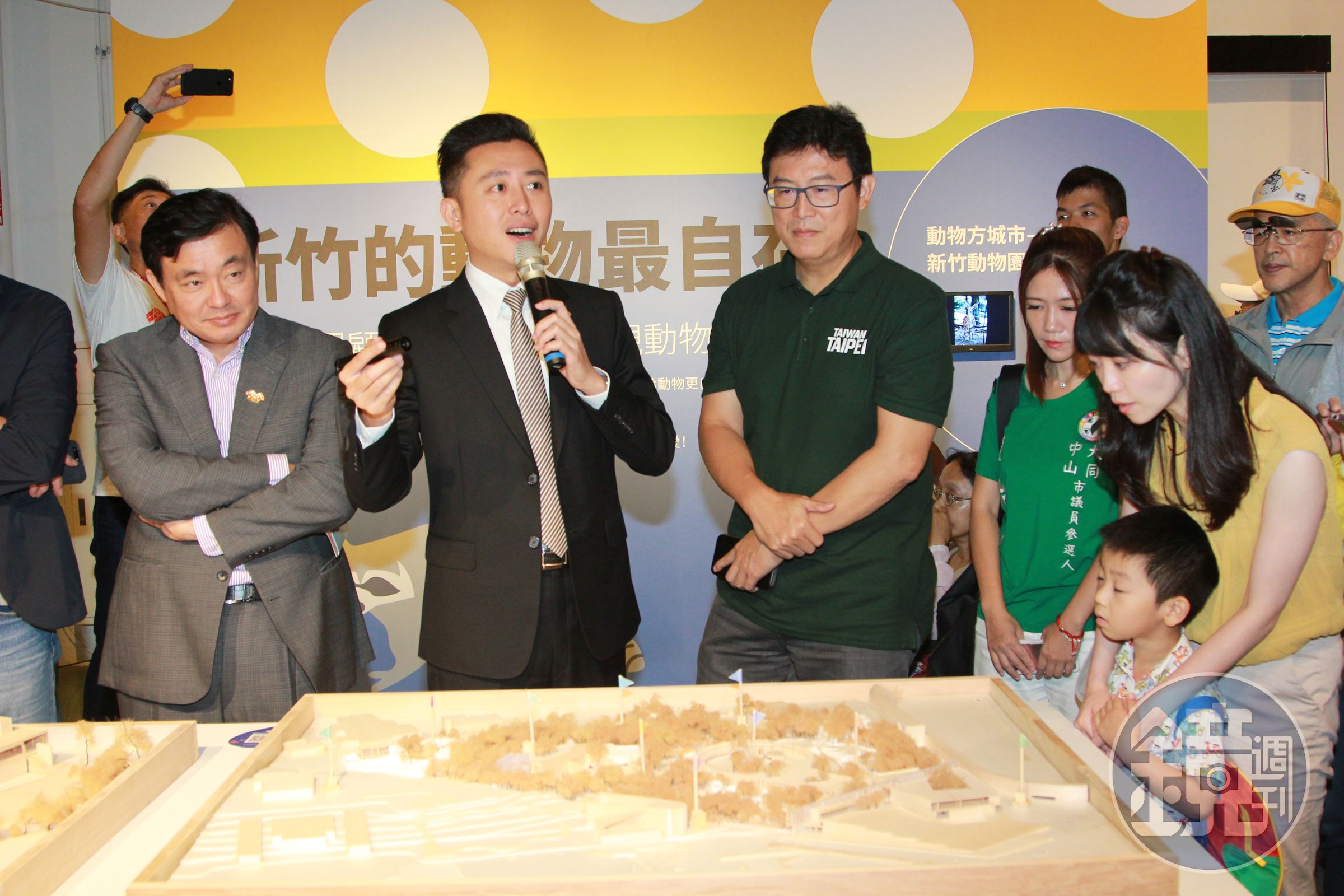 民進黨台北市長參選人姚文智（左3）今與民進黨祕書長洪耀福（左1）在新竹市長林智堅陪同下，參觀「新竹300城市博覽會」。（姚文智辦公室提供）
