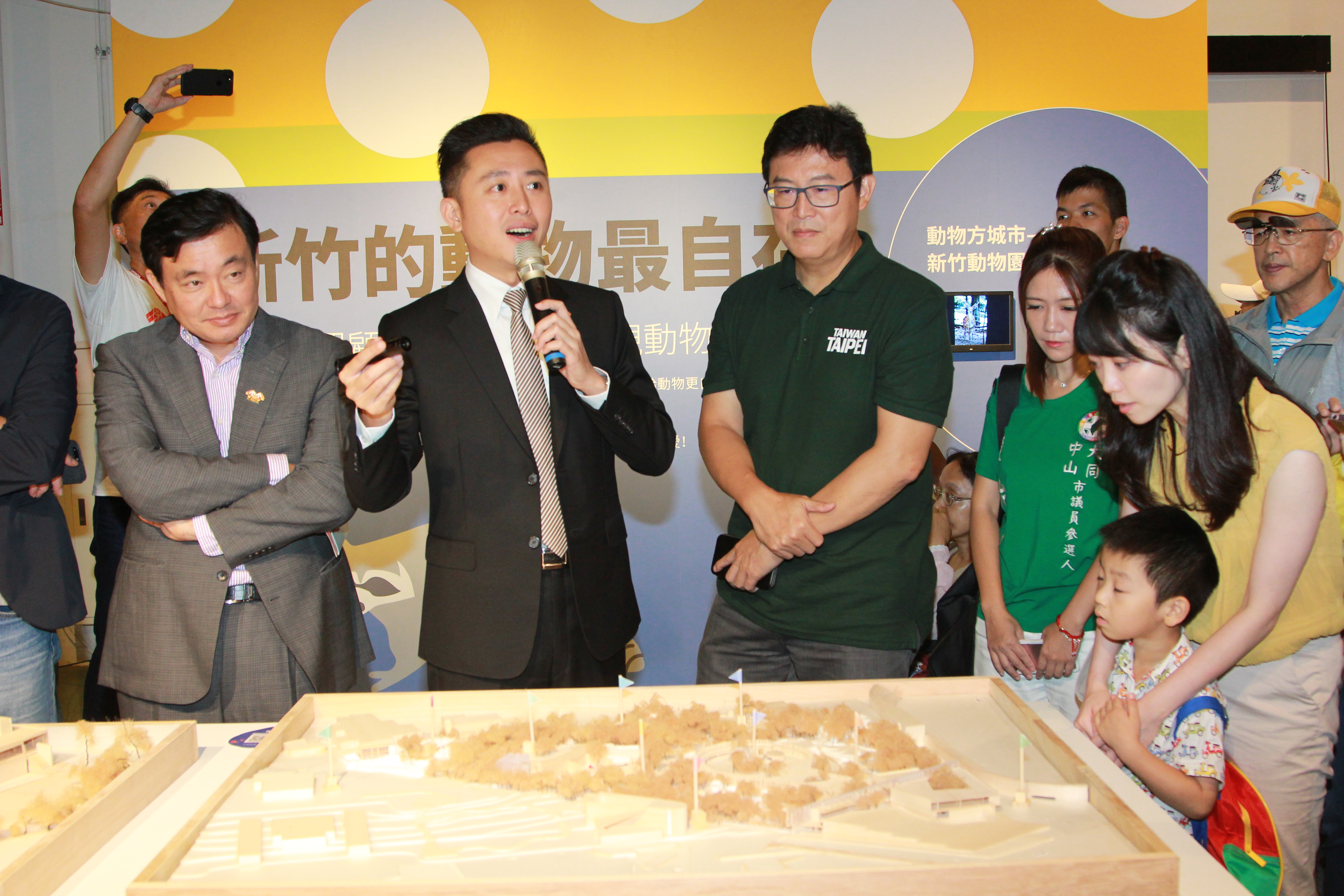 民進黨台北市長參選人姚文智（左3）今與民進黨祕書長洪耀福（左1）在新竹市長林智堅陪同下，參觀「新竹300城市博覽會」。（姚文智辦公室提供）