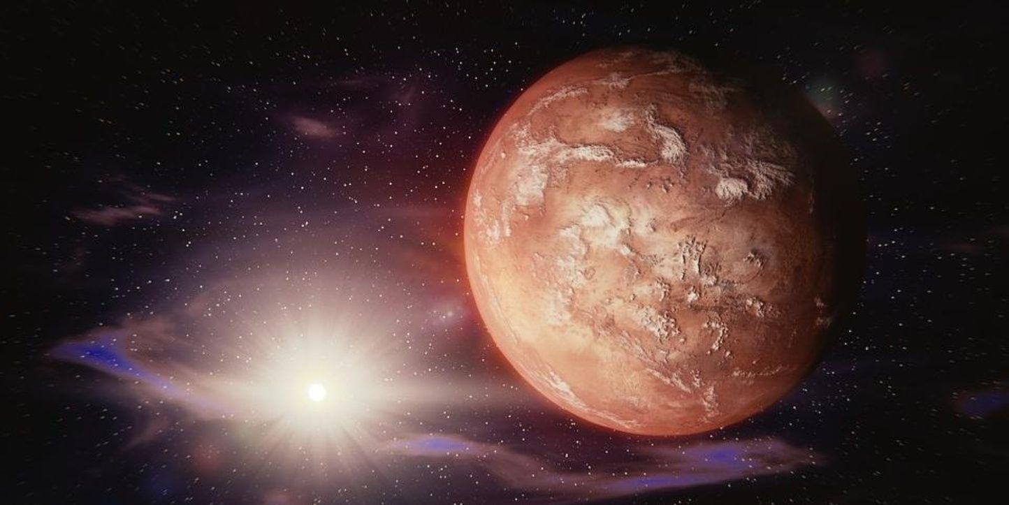 科學家首次證實,火星南極的冰川下存在一個大面積的液態水域。由於水對於生命不可或缺,未來此地將成為探索地球之外生命型態又一個地點。