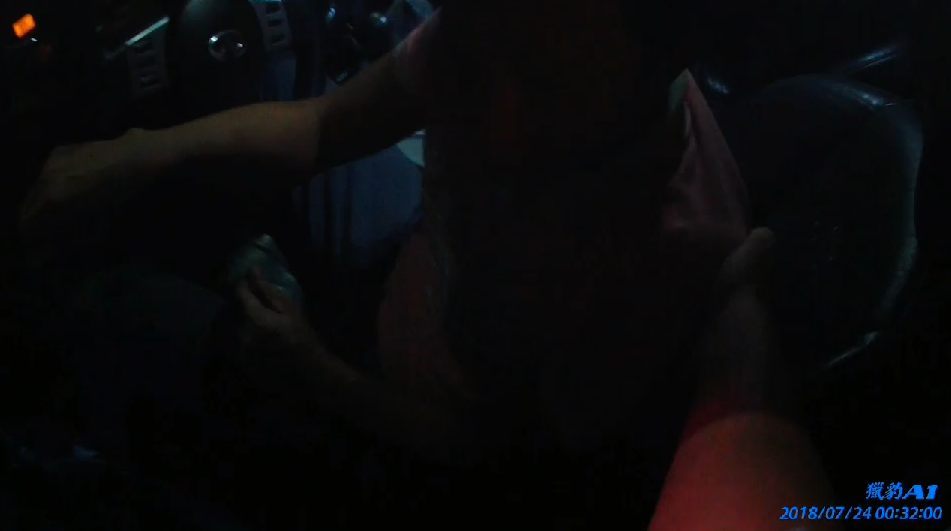 因毒駕而需要員警攙扶才能下車的賴姓駕駛。（警方提供）