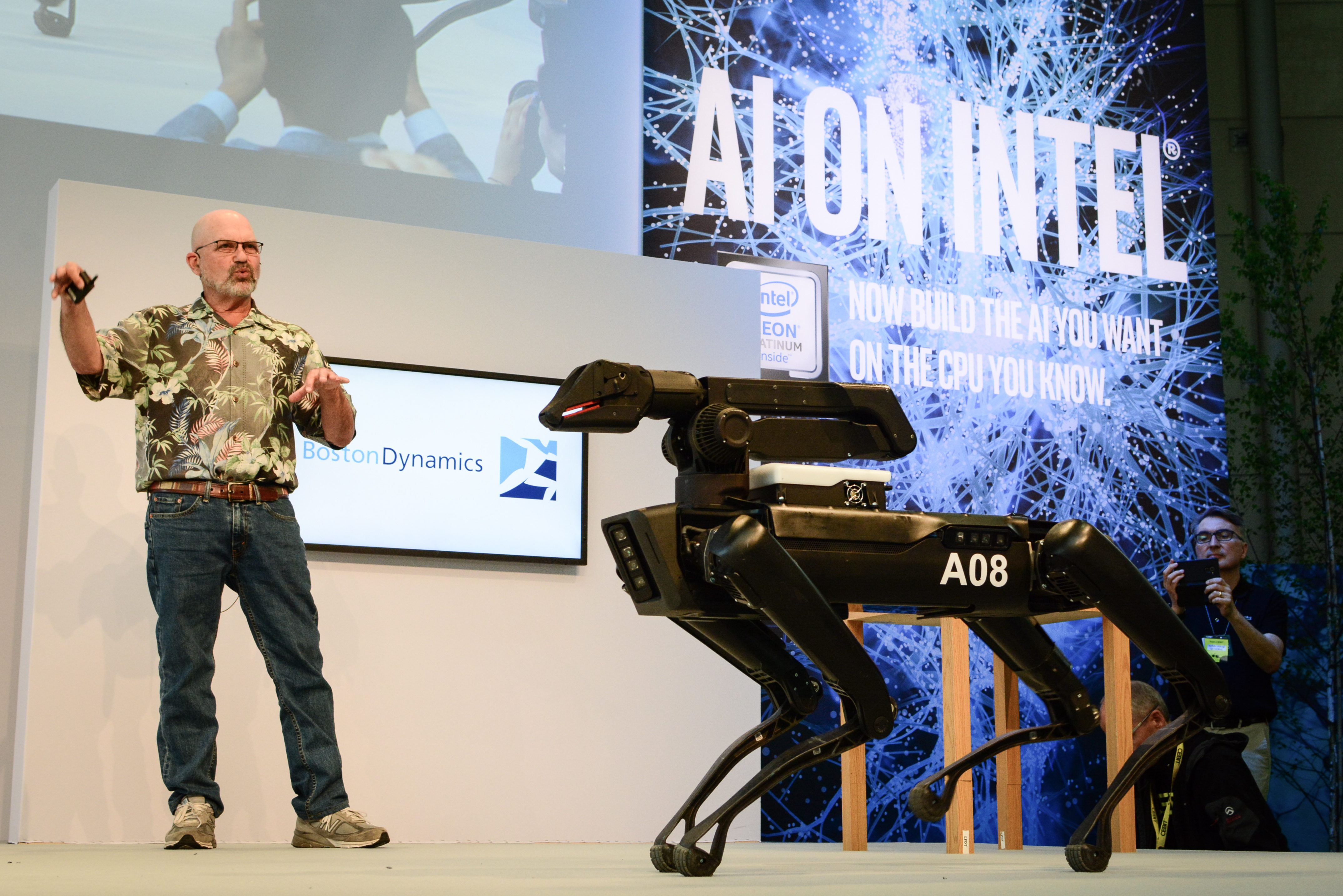 波士頓動力公司創始人Marc Raibert表示，2019年，SpotMini的產量將達1,000台。（東方IC）