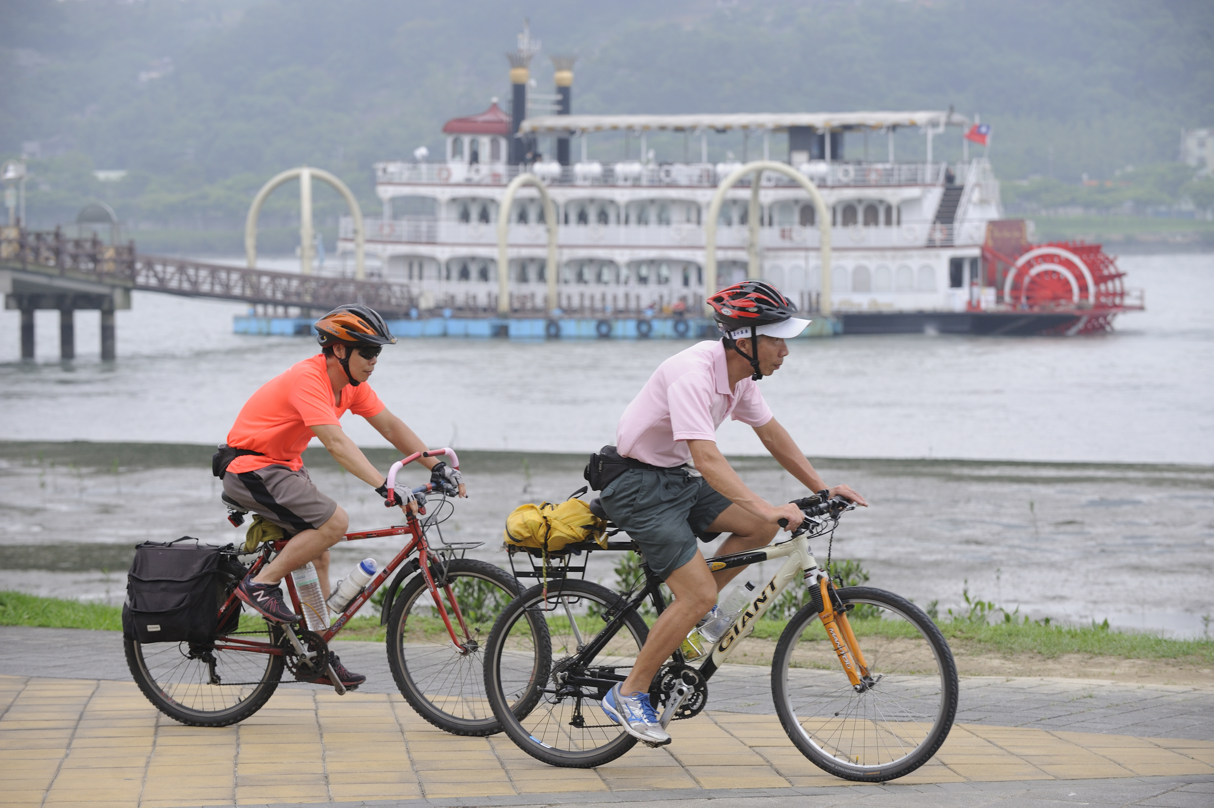 到了中年想擴大保障的範圍，善用主約加掛附約，可聰明省下可觀保費。