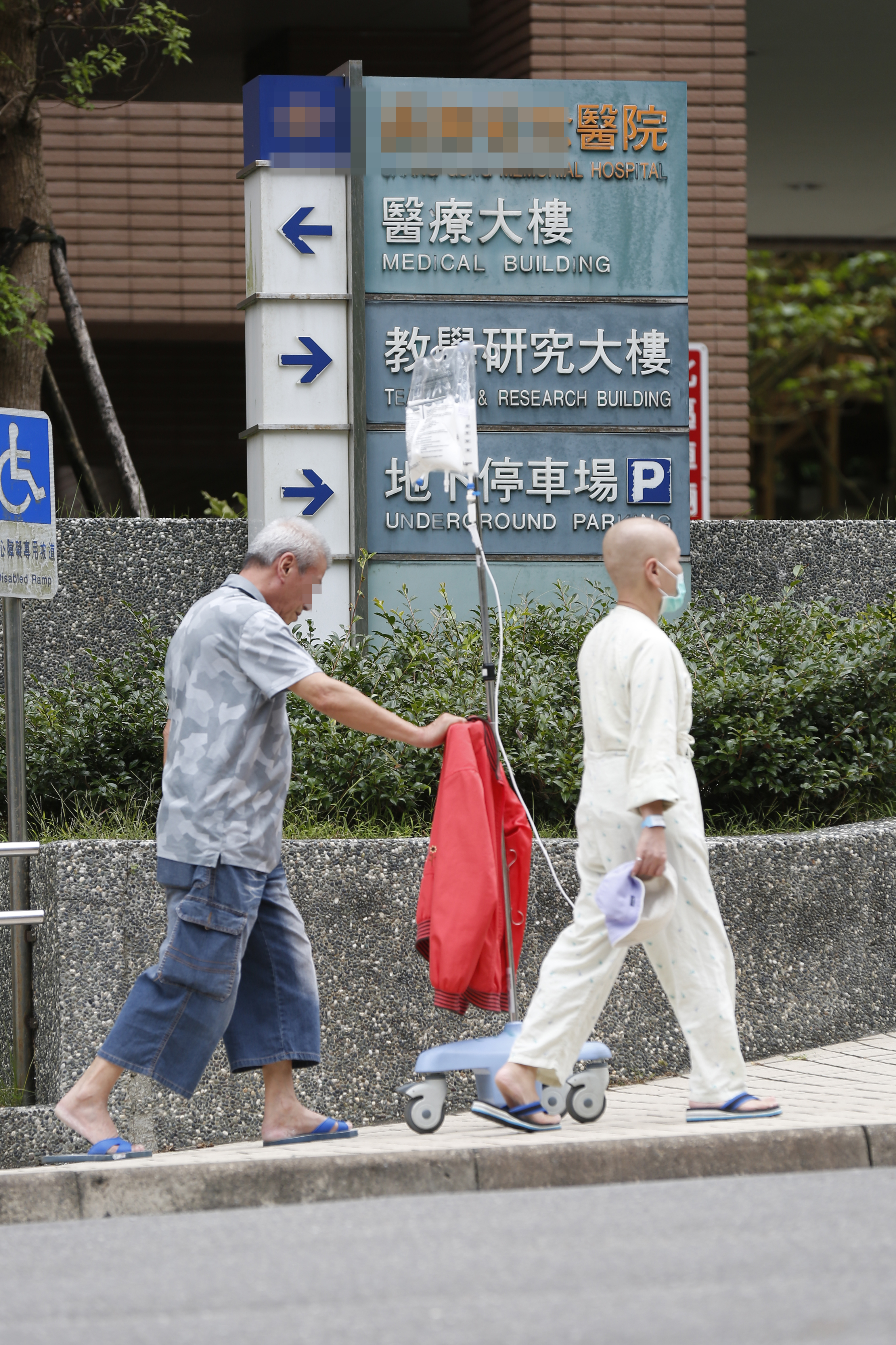 想轉嫁因意外或生病住院的支出,可善用便宜的定期醫療險附約。