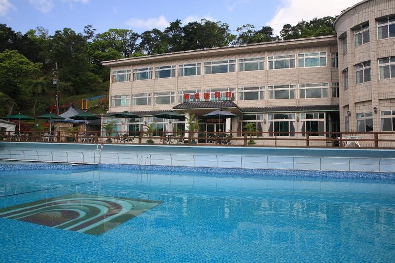 河灣渡假村曾高朋滿座，卻遭和昇集團惡搞損失慘重。（翻攝畫面）