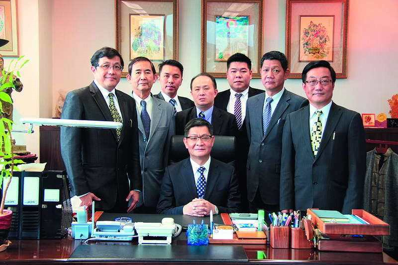 禹介民（前中）因購買河灣度假村，捲入詐欺爭議。（翻攝網路）