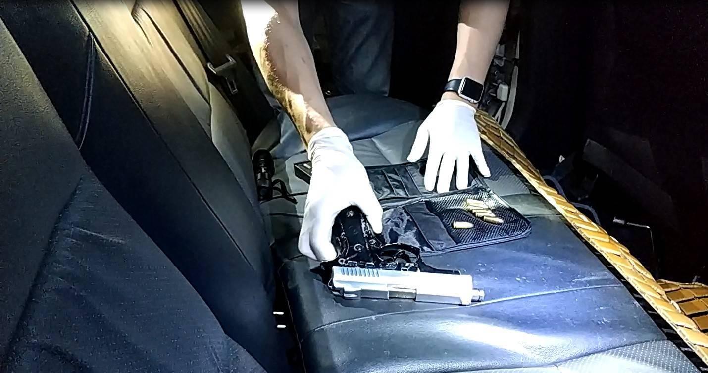 警方在章嫌車上發現槍枝和子彈。（翻攝畫面）