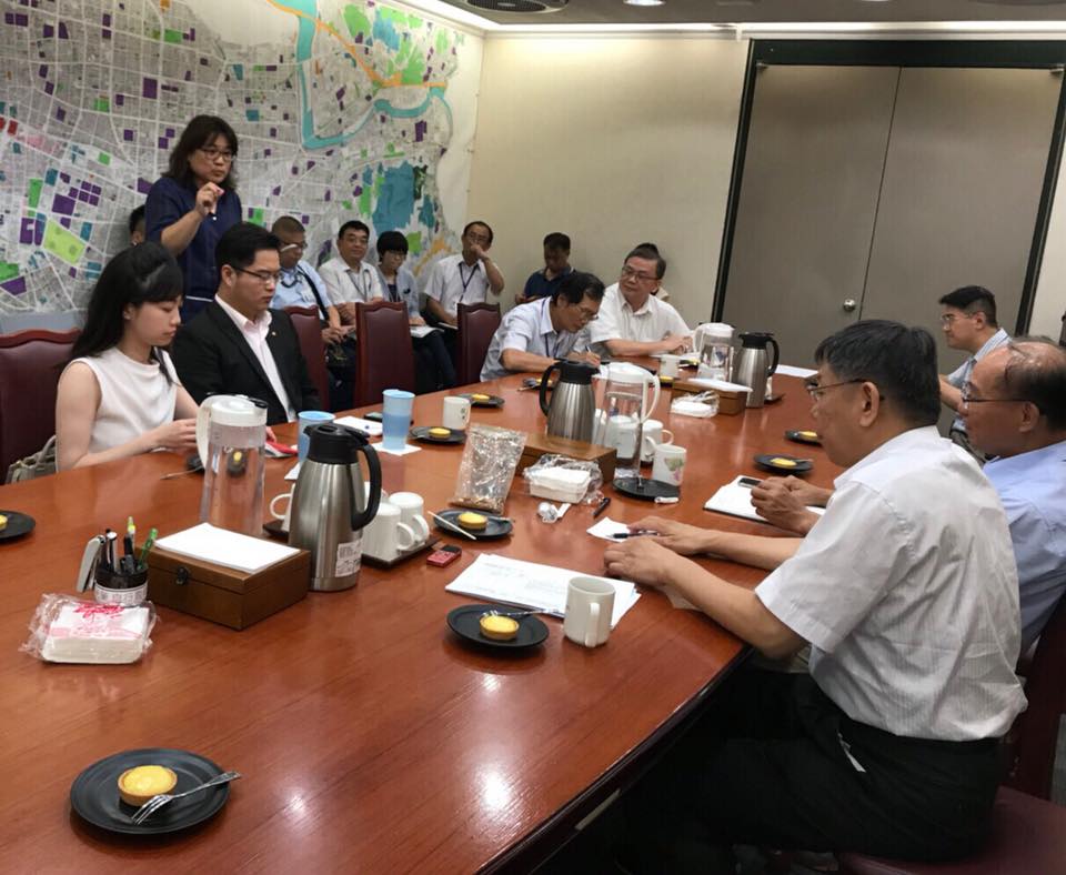 綠營議員高嘉瑜(左1)向市長柯文哲提出幾點市政建議。(翻攝自高嘉瑜臉書)
