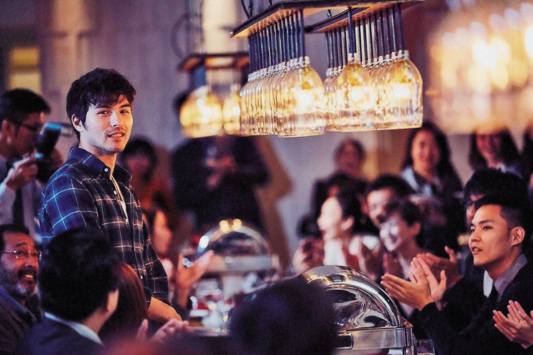 鳳小岳的父母生活節儉，他從小就懂親近自然與環保，印證於工作，他覺得厲害演員要有不同表現，每一次就得從零開始，過得窮一點也是好主意。（翻攝自鳳小岳臉書）