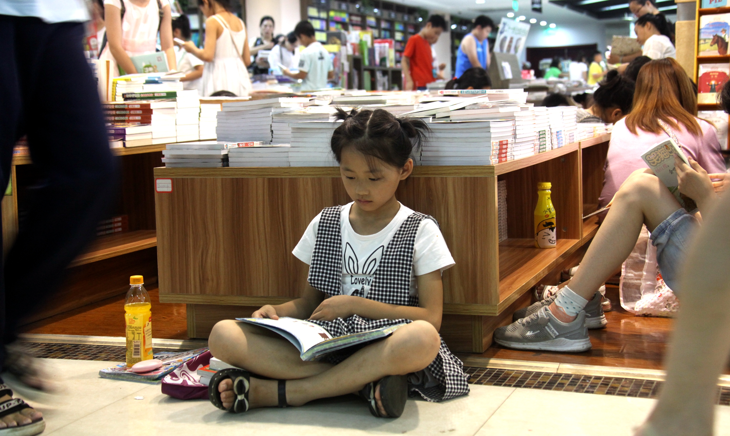 網路發達，我們曾讀過的書內容越來越容易記不住。（東方IC）