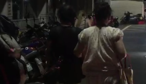 死者家屬離開時的悲傷背影。