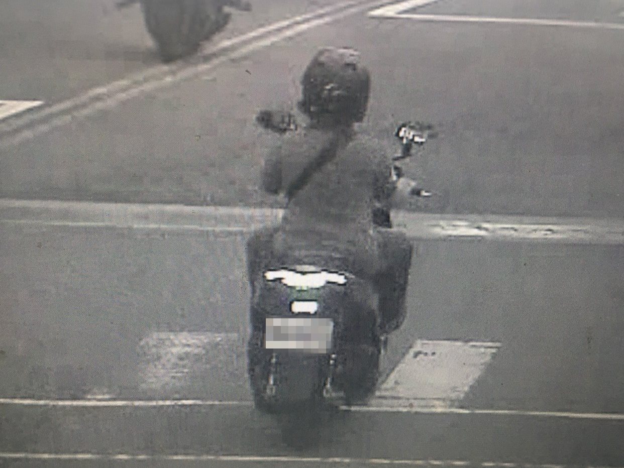 林男是最大嫌疑人，監視器拍下他騎機車逃逸畫面。（翻攝畫面）