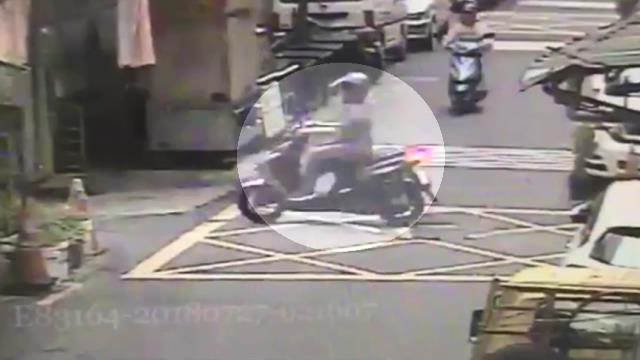 林男是最大嫌疑人，監視器拍下他騎機車逃逸畫面。（翻攝畫面）