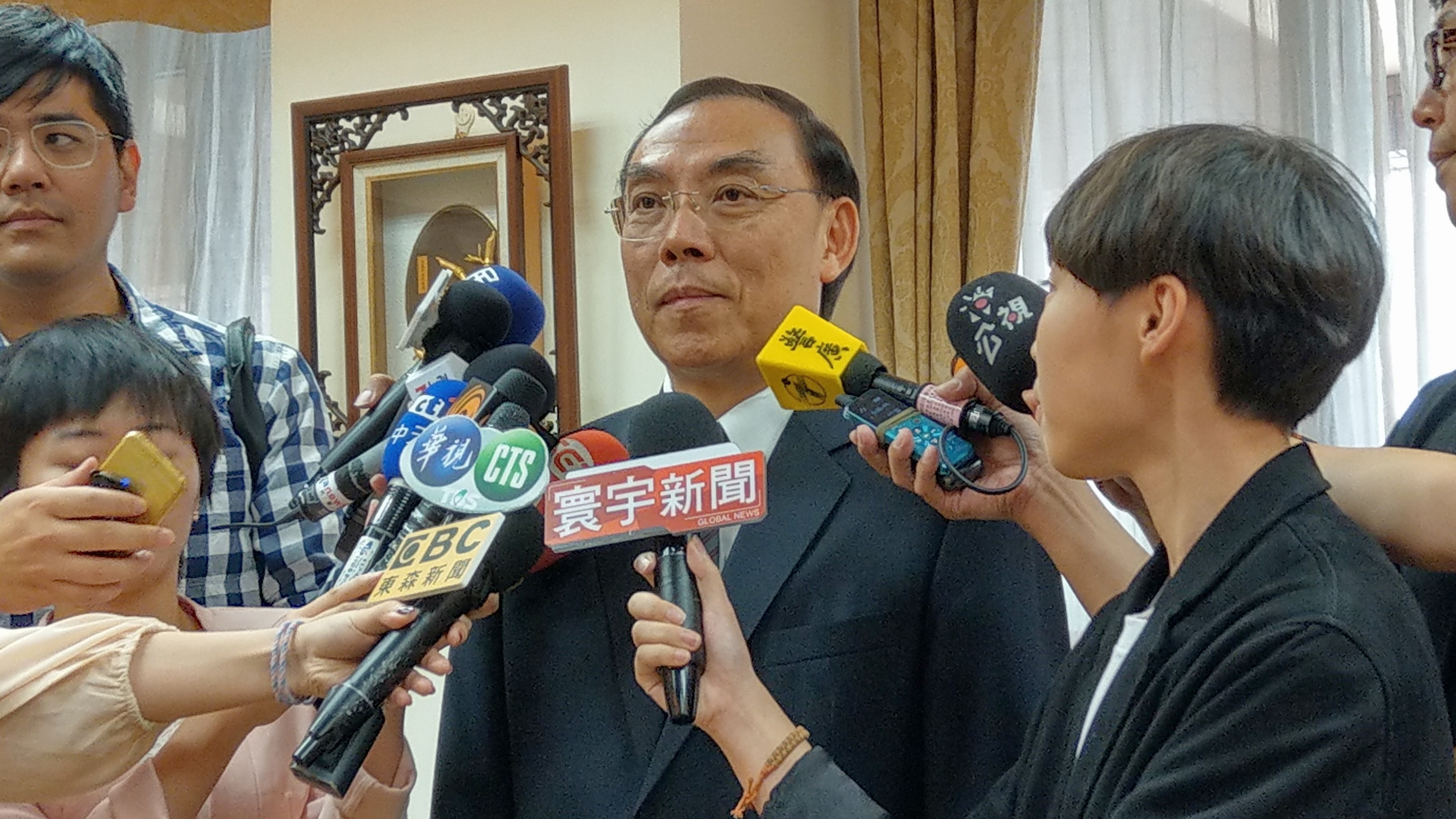 新上任的法務部長蔡清祥針對檢察官辦私案，表示感到「不齒」，並啟動懲處程序。