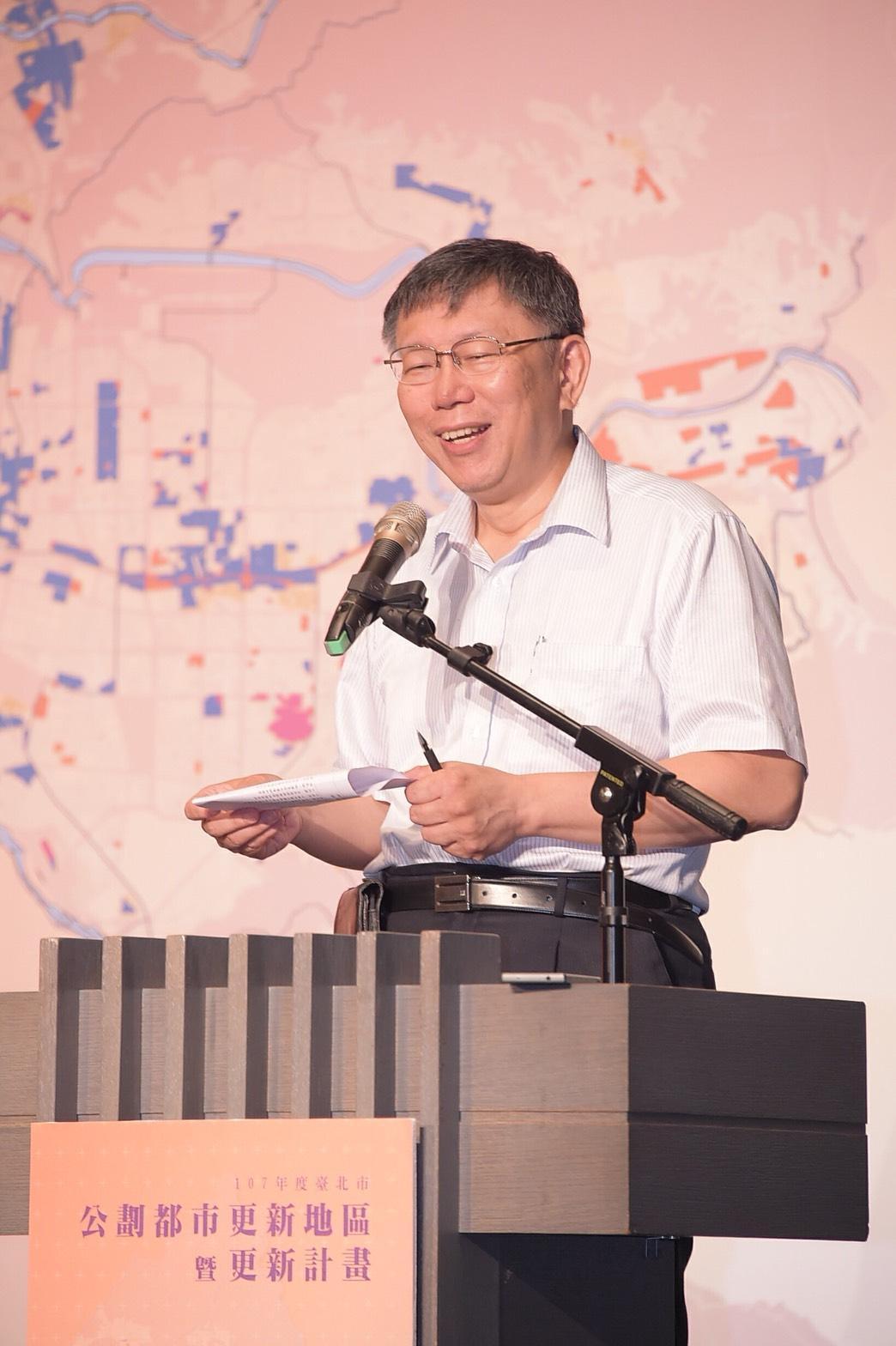 柯文哲出席公劃都更致詞,媒體焦點都集中在黃瀞瑩,柯笑說自己現在變成學姊隨扈。(北市府提供)