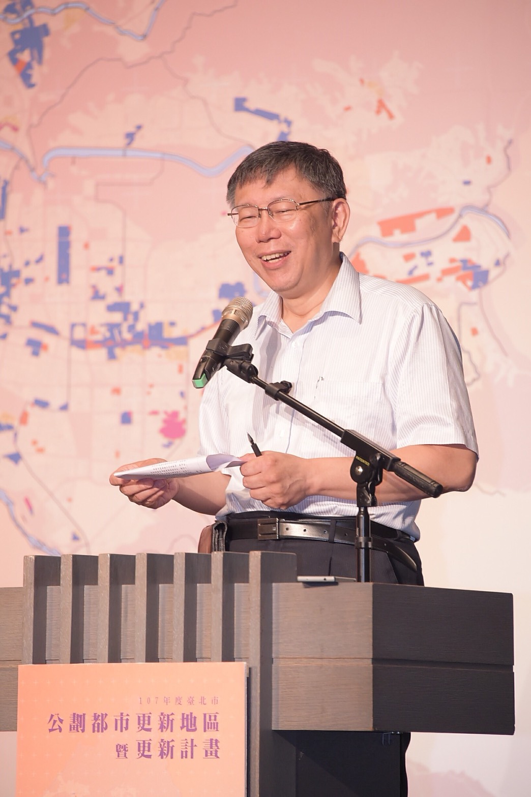 柯文哲出席公劃都更致詞,媒體焦點都集中在黃瀞瑩,柯笑說自己現在變成學姊隨扈。(北市府提供)