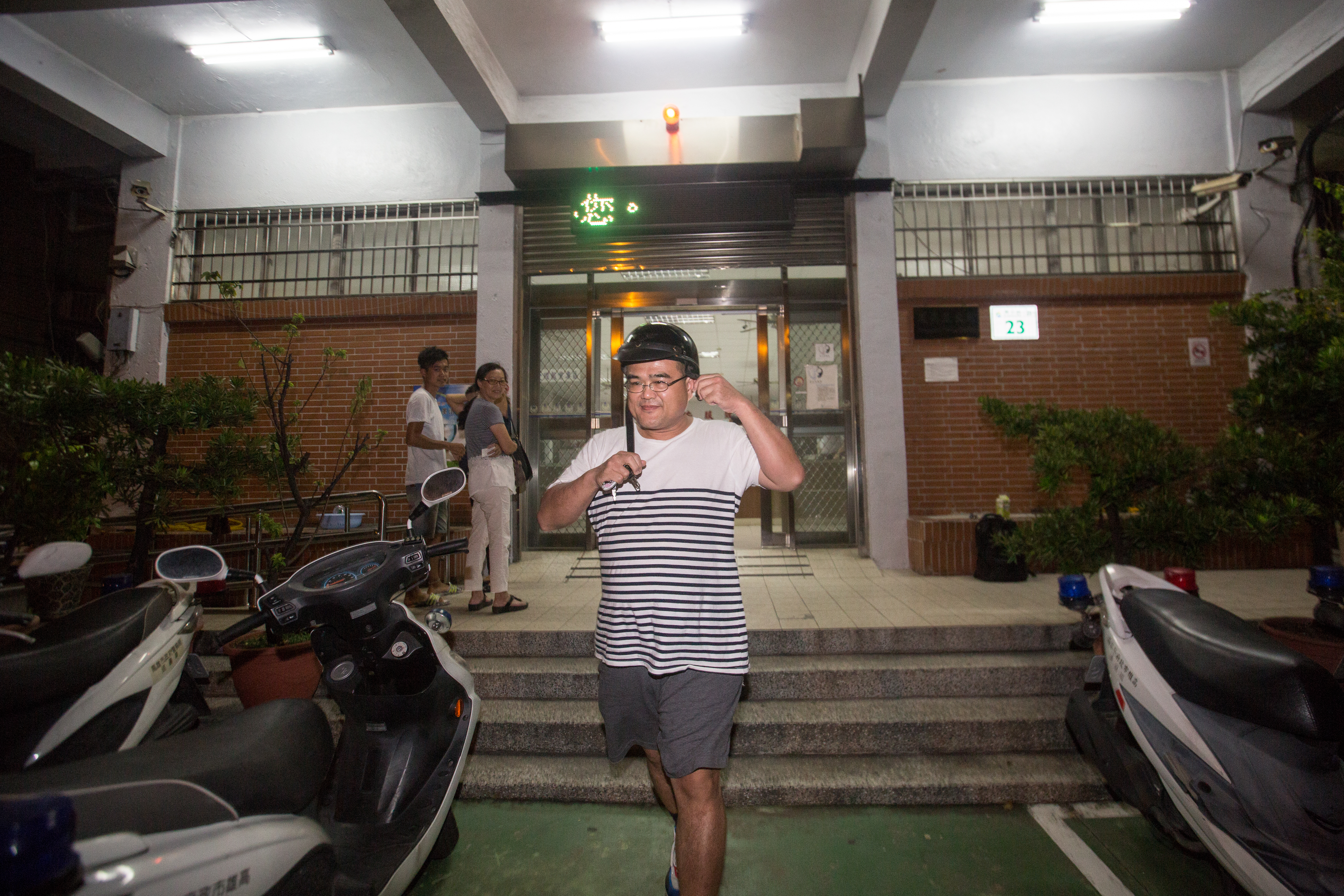 法官擔心林益世落跑，在准予交保後，除限制出境，還要求他定期到派出所報到，這樣的生活已過了6年。