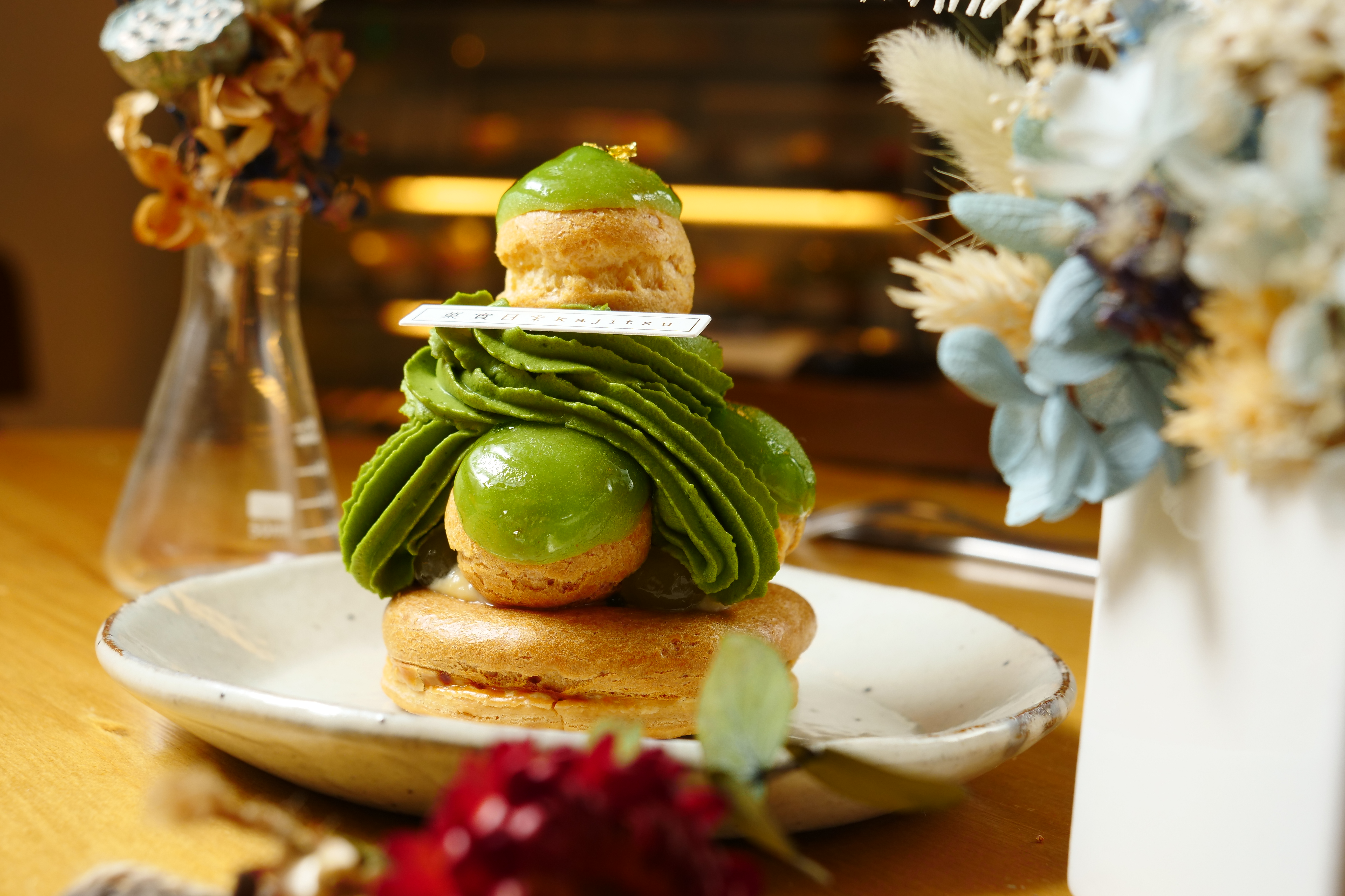 法式甜點「聖多諾黑」造型的「抹茶珍珠半糖去冰」，裡頭的抹茶鮮奶油，濃郁不膩口。（160元／份）