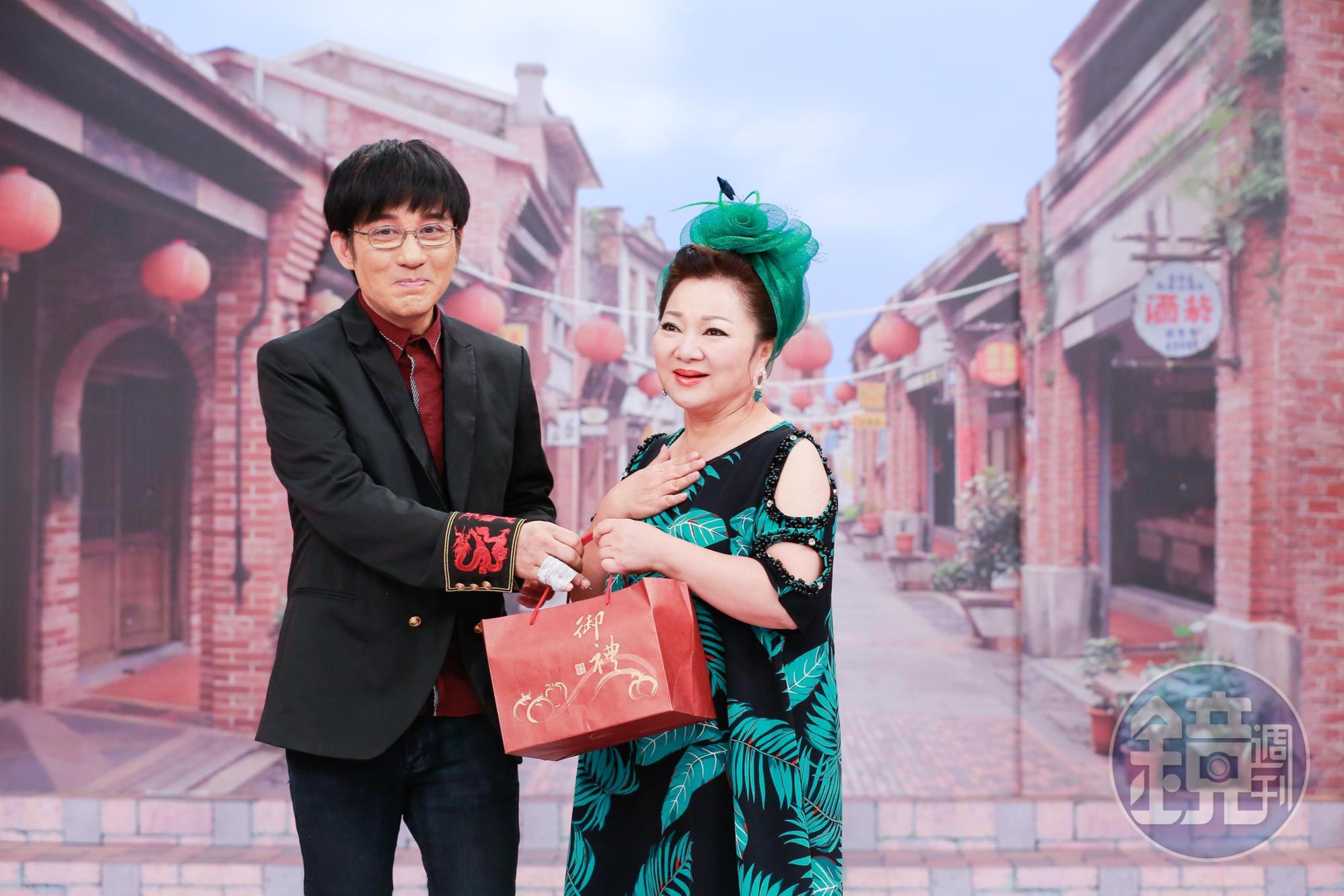 江明學出車禍後今首度現身，上《冰冰秀》節目。