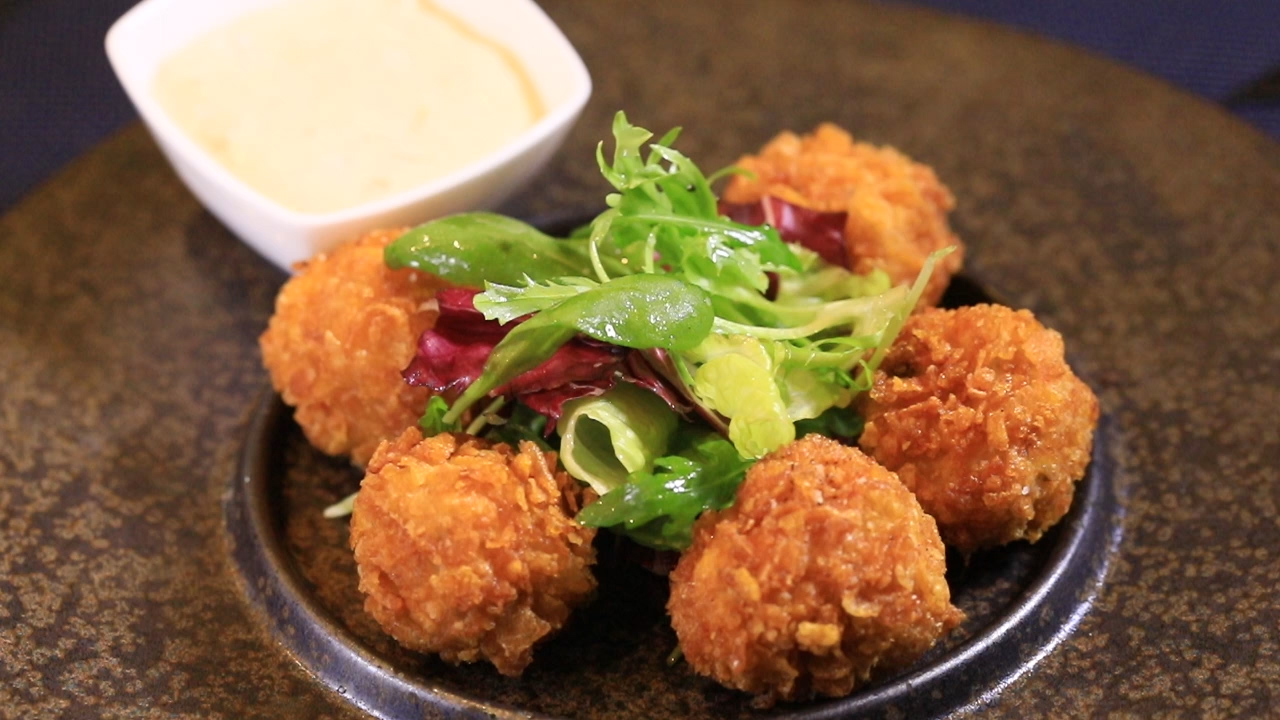 「酥炸雞肉球」適合親子一起動手做。