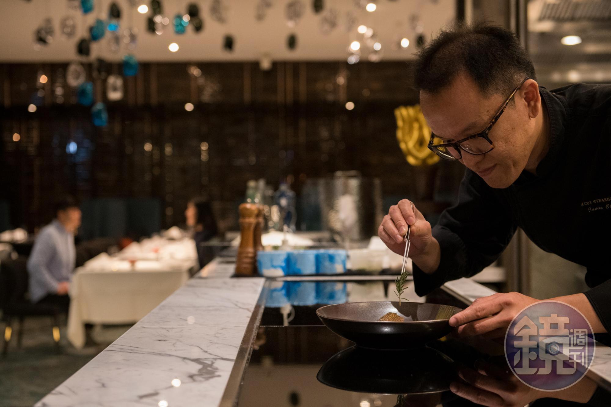 「A CUT牛排館」副主廚詹志謙有17年西餐資歷。