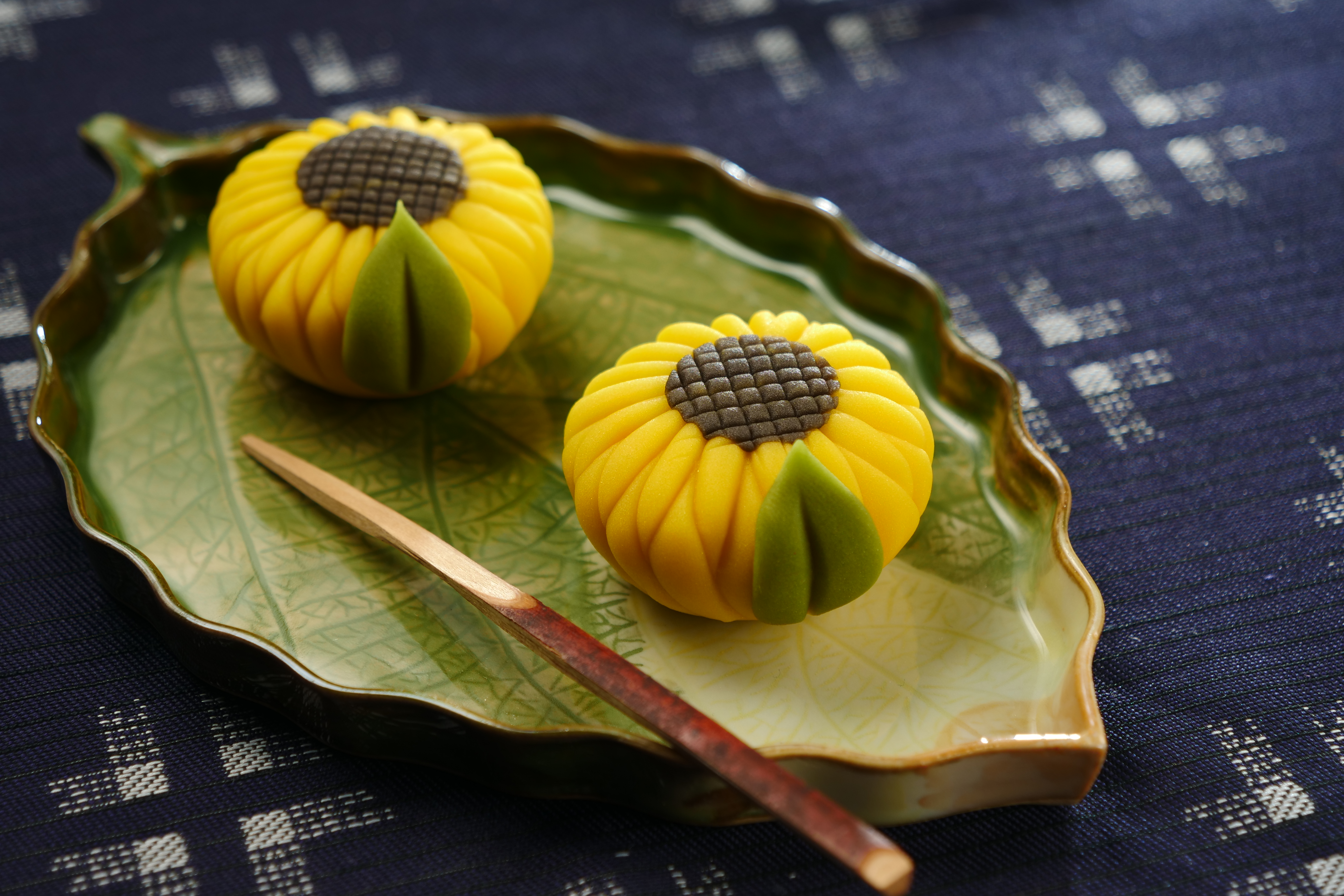 「向日葵上生菓子」把抹茶甜點做得如藝術品般精緻。（180元／顆）