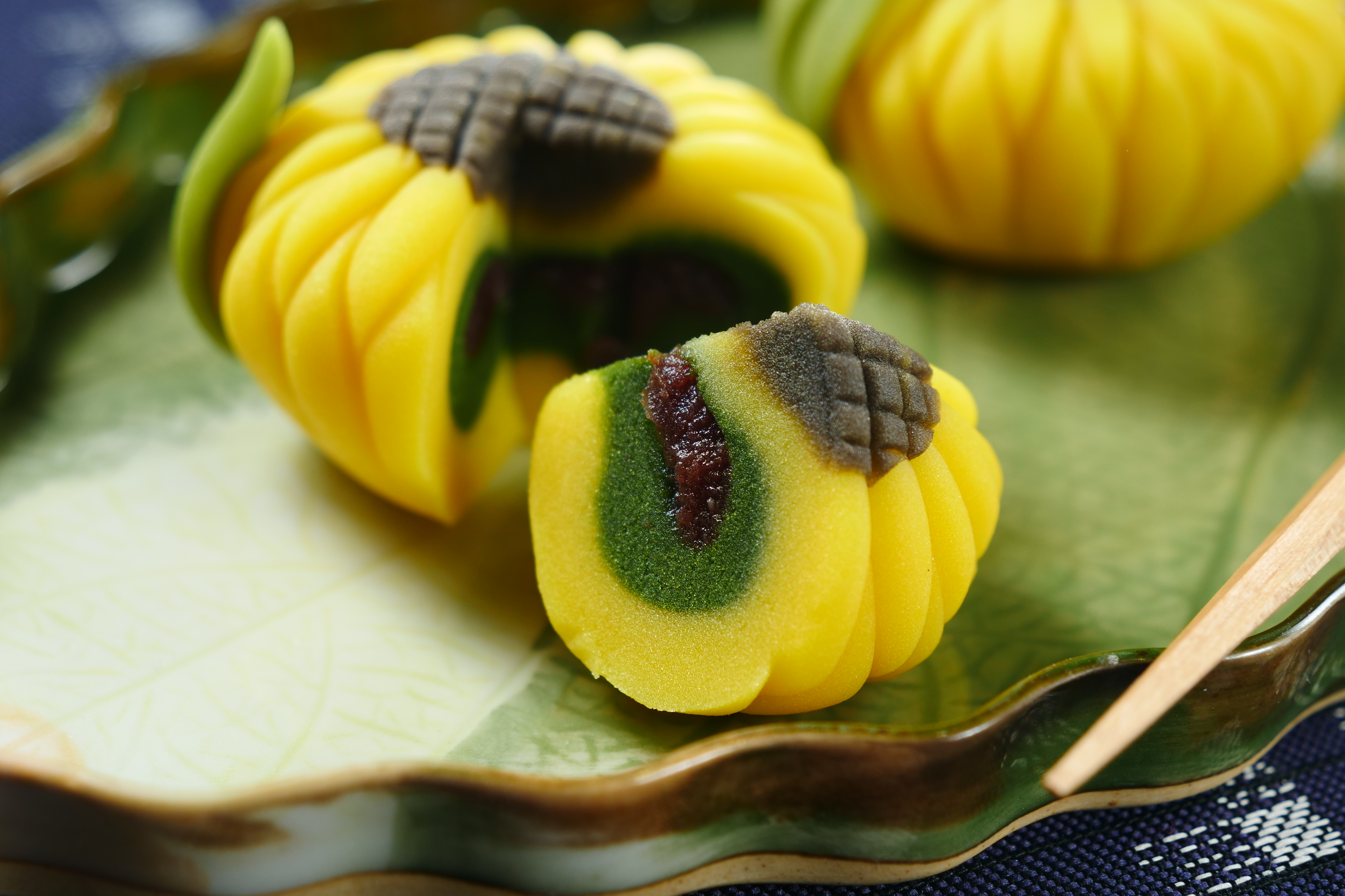 2層白豆沙，各以抹茶、梔子花調色，包入紅豆沙，堆疊出口感與用色。