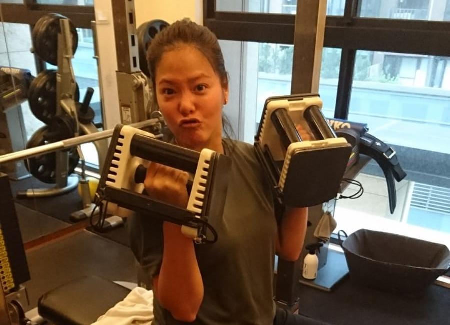 陳翊萱剛運動時氣喘吁吁快崩潰，但1個月後，體力明顯提升不少。（艾迪昇傳播提供）