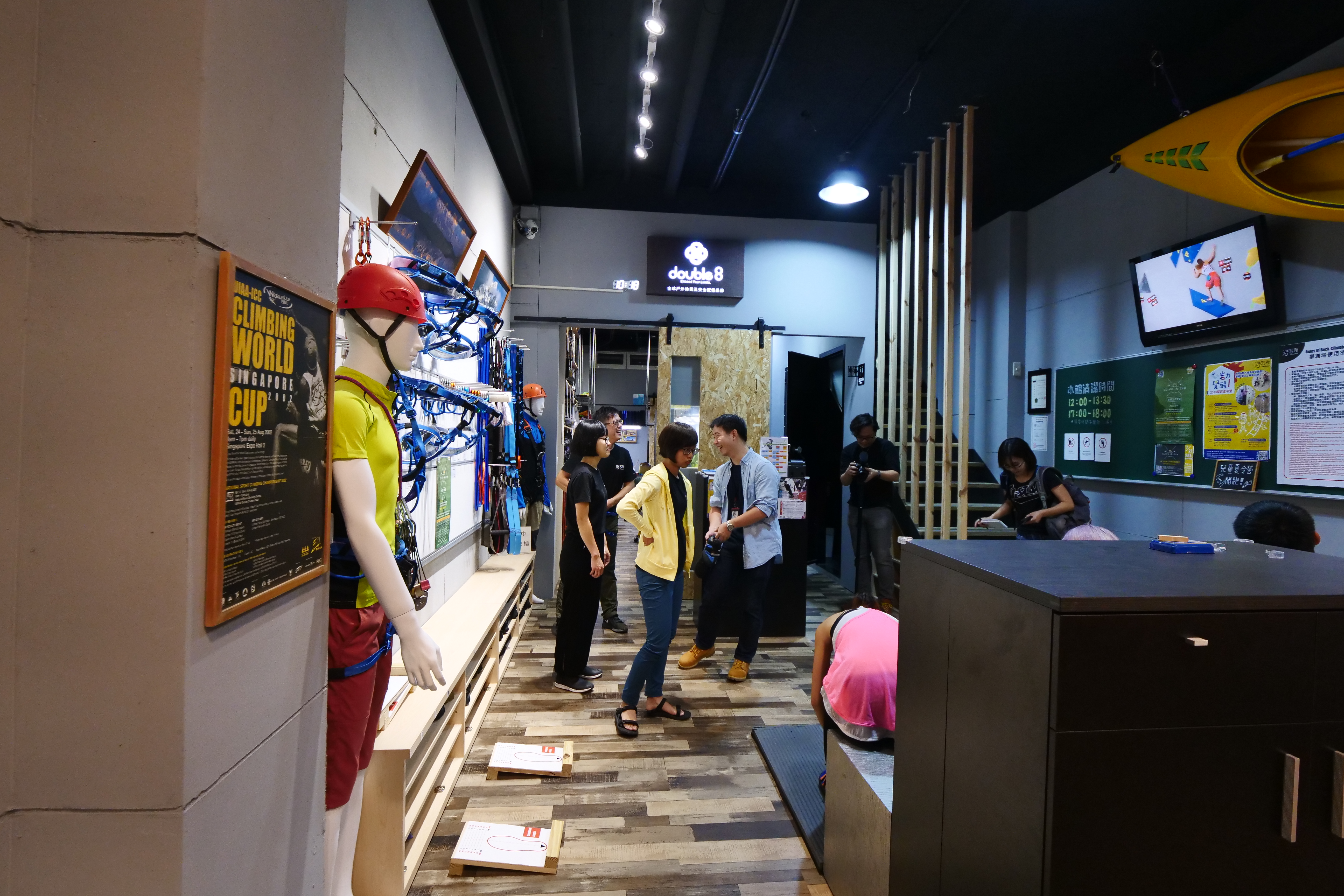 岩究所一樓展示專業攀岩設備。