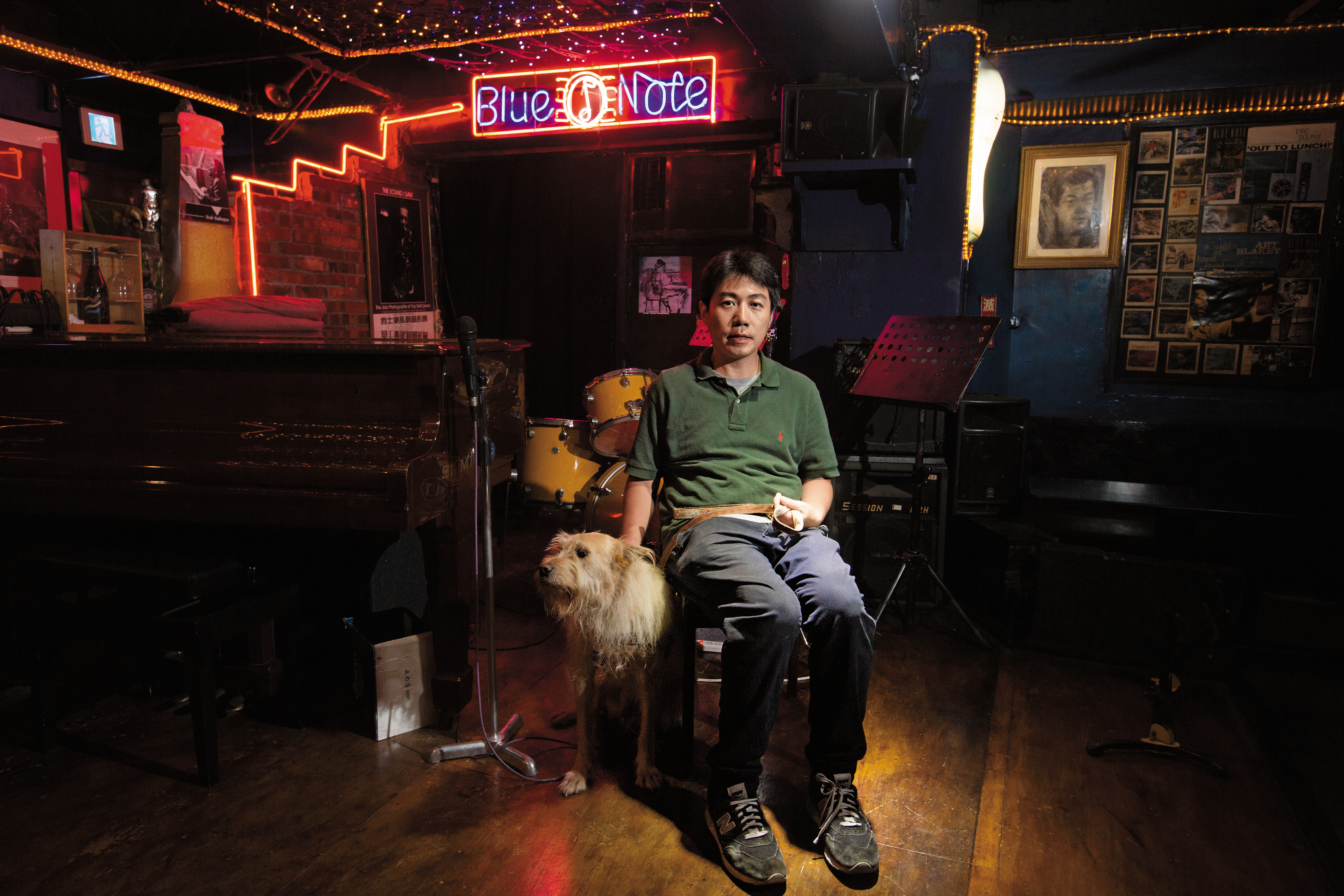 爵士樂手林煒盛偶爾會帶自家的狗去台北藍調演出或者聽演奏,阿河在酒吧走動像走自家客廳,非常自在。
