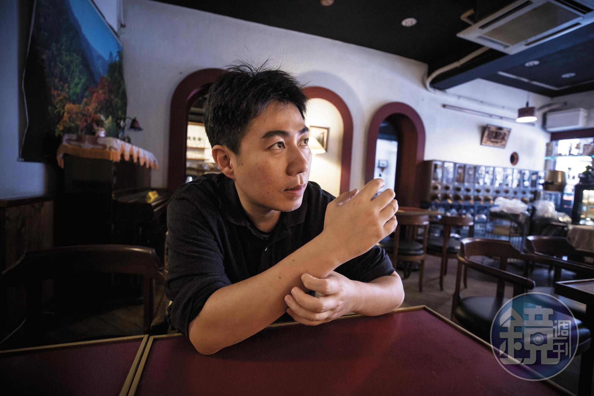 狗生病，醫藥費是沉重的負擔，林煒盛一度考慮去開Uber賺外快。