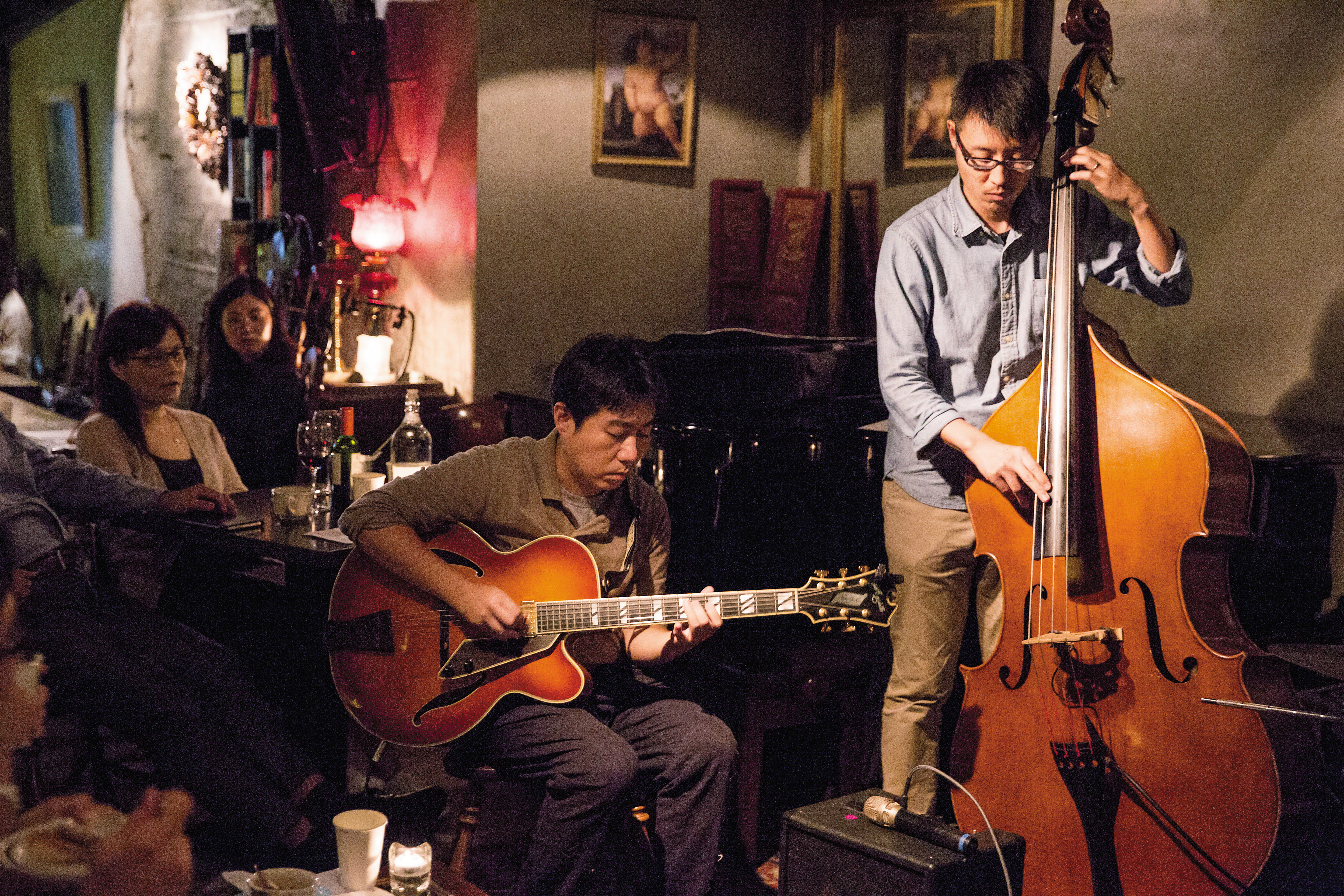 林煒盛（右2）是專職爵士樂手，在餐廳、夜店表演為主要收入來源。