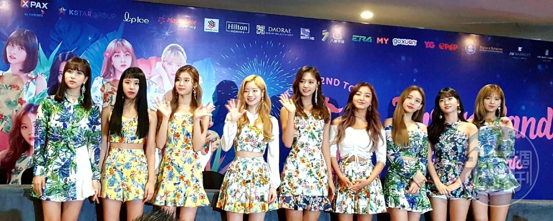 TWICE初訪馬來西亞舉行簡短媒體見面會。(左起:Mina、彩瑛、Sana、多賢、子瑜、志效、娜璉、Momo、定延)
