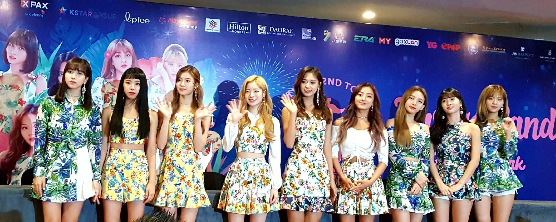 TWICE初訪馬來西亞舉行簡短媒體見面會。（左起：Mina、彩瑛、Sana、多賢、子瑜、志效、娜璉、Momo、定延）