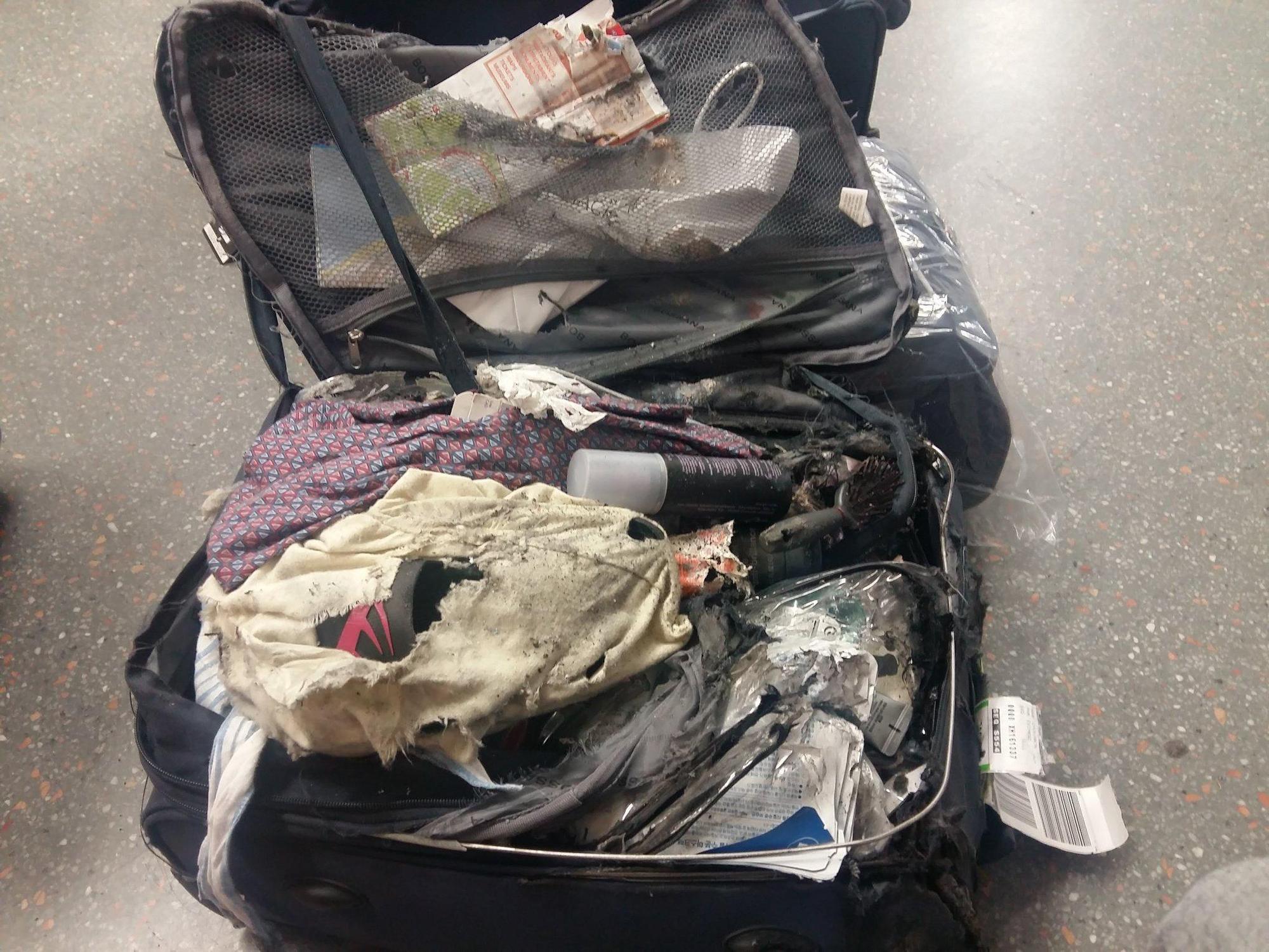 一名韓國女子搭飛機領回託運行李,竟像爆炸過後一樣。(翻攝自Jiwon Choi臉書)