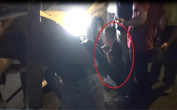 經向上溯源，警方前晚當街破窗揪出陳姓藥頭。（警方提供）