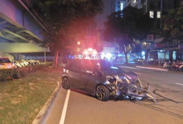 自小客車頭嚴重毀損逆向停在路中央。（警方提供）