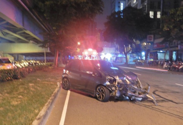 自小客車頭嚴重毀損逆向停在路中央。（警方提供）