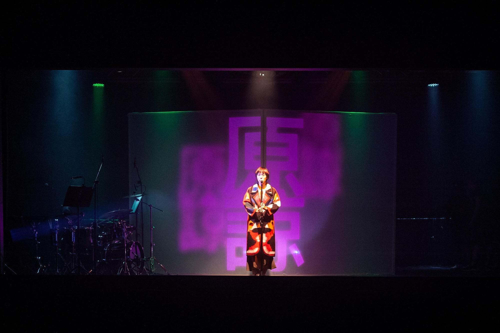 邱比在台北市華山Legacy展演空間舉辦《上下一方》巡迴演唱會。（ROKON滾石電音提供）
