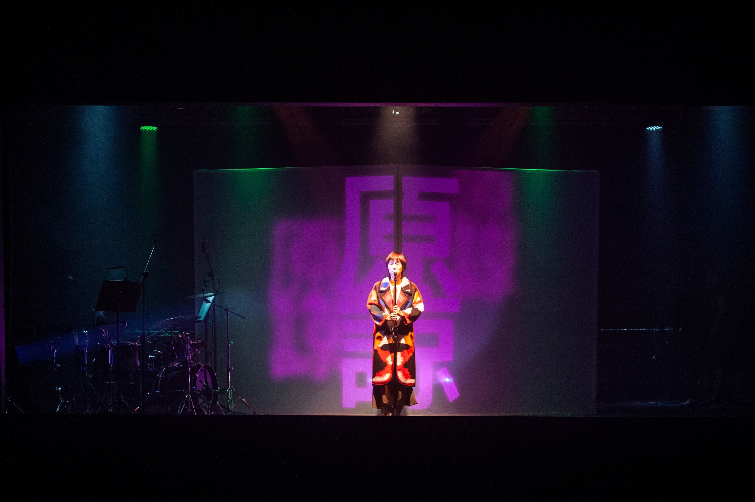 邱比在台北市華山Legacy展演空間舉辦《上下一方》巡迴演唱會。（ROKON滾石電音提供）