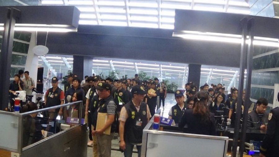 檢警將41名被克羅埃西亞政府驅逐出境的詐欺犯押解回台。（警方提供）