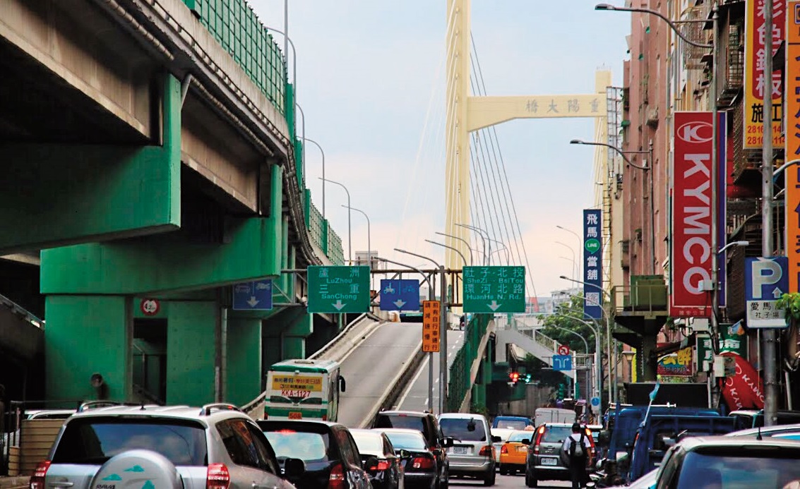 台北市重陽橋下車流不息,是玉蘭花小販的兵家必爭之地。