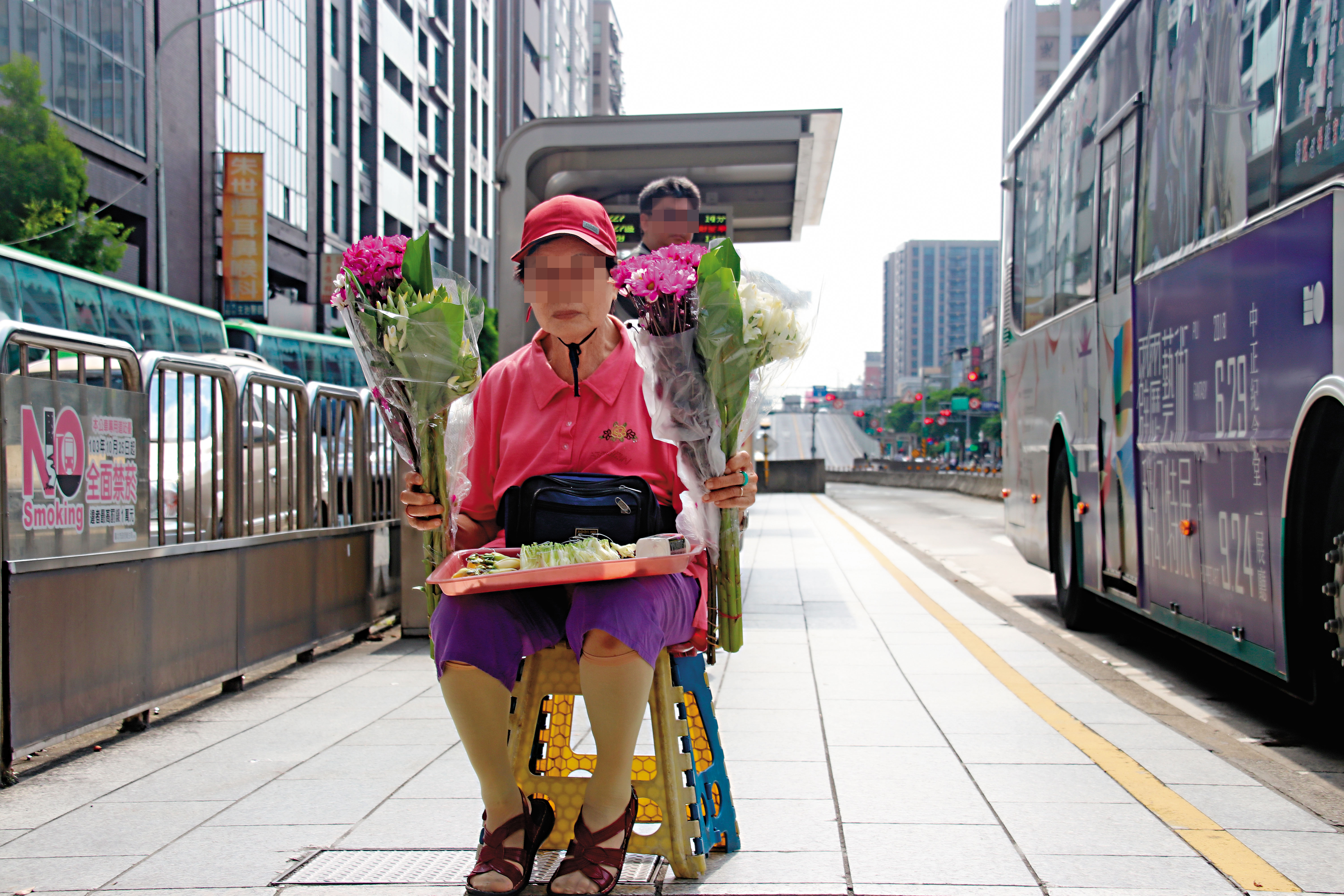 玉蘭花小販是多數老殘窮族群的主要工作選項。