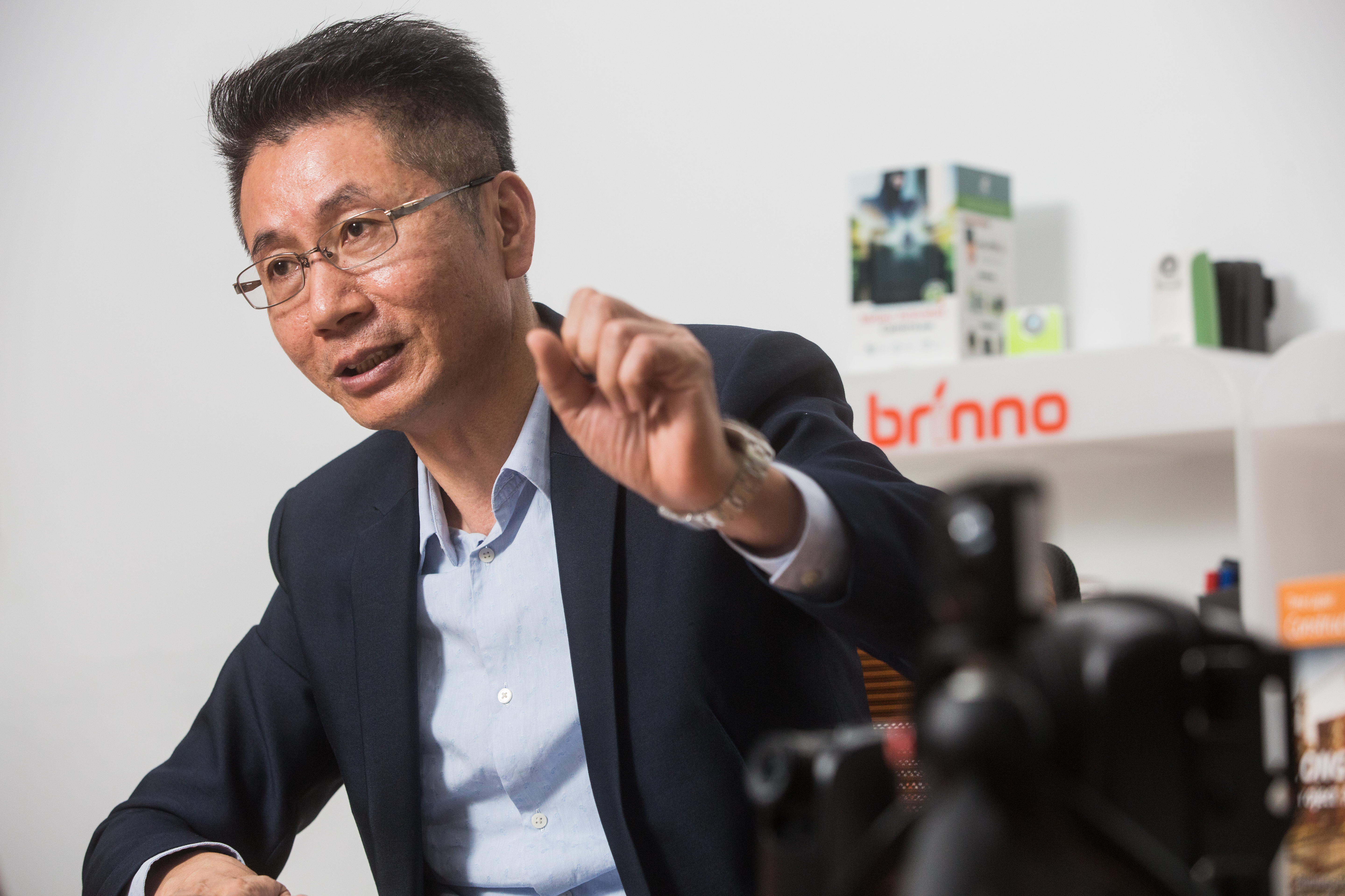 陳世哲退伍後考取美商，曾數次擊敗IBM、達梭等大廠，爭取到台翔航太、三陽工業等訂單。