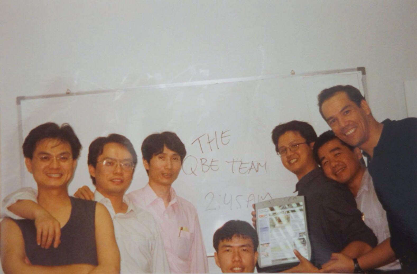 陳世哲(左3)等團隊在1999年替Aqcess Technologies設計出第一款平板電腦,凌晨2點眾人開心留影。(邑錡提供)