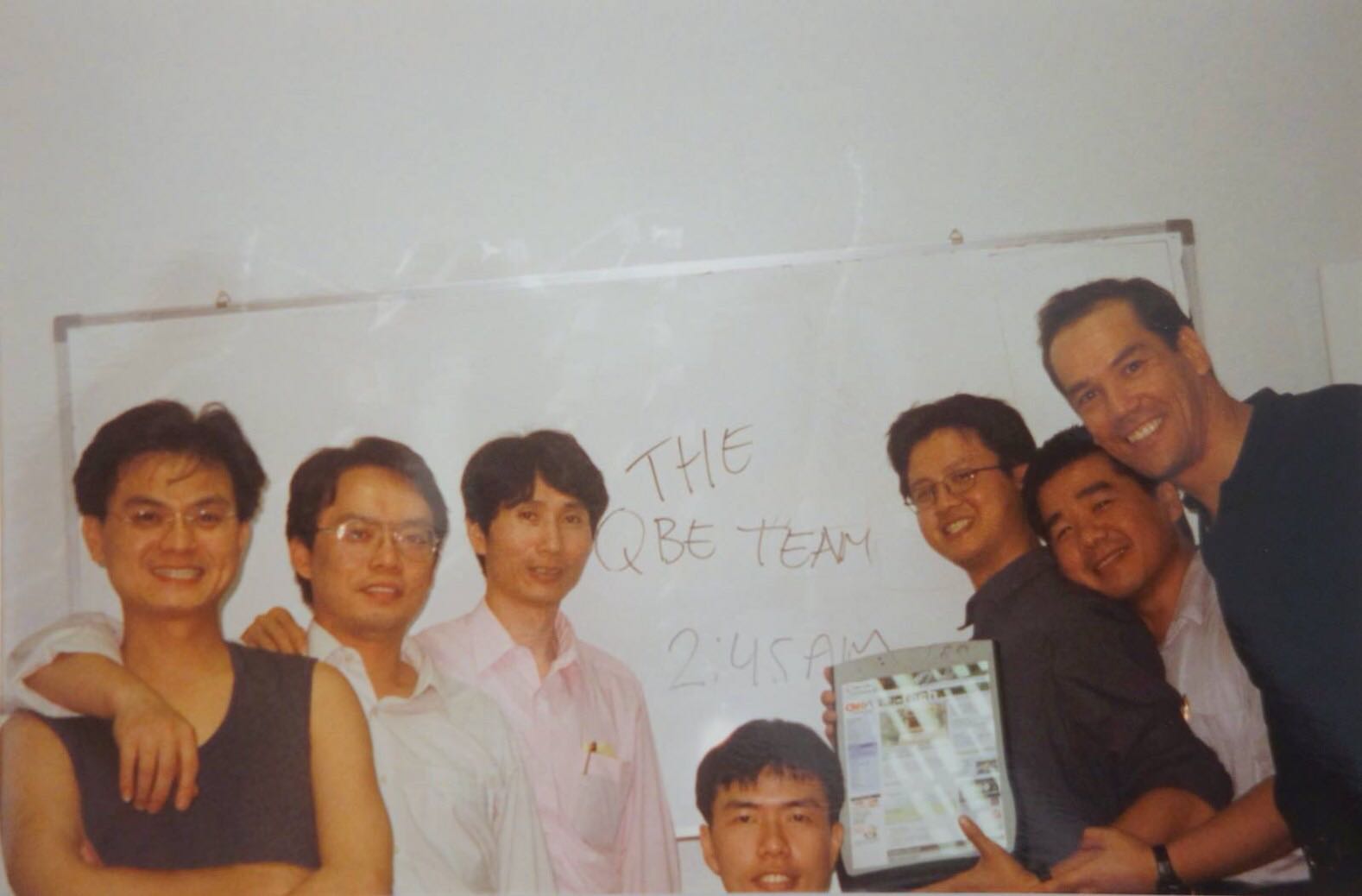陳世哲(左3)等團隊在1999年替Aqcess Technologies設計出第一款平板電腦，凌晨2點眾人開心留影。（邑錡提供）