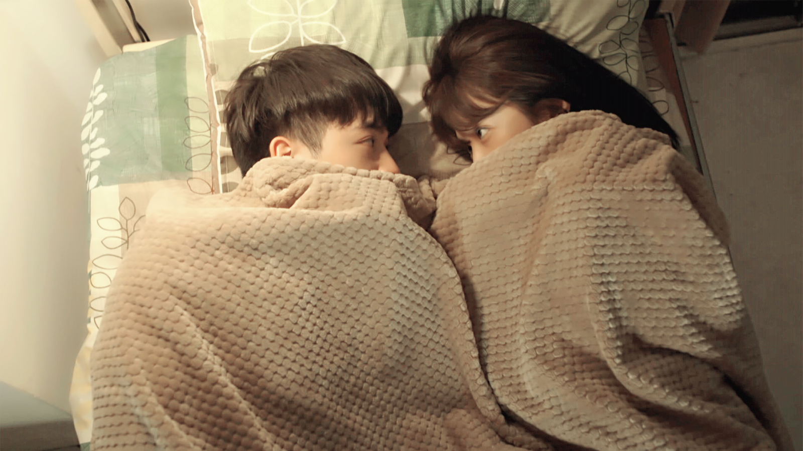 邵雨薇和吳思賢擠在被窩裡的戲超親密，兩人面對面心跳加速。（東森提供）